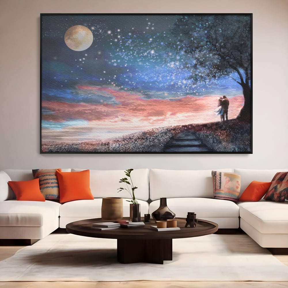 Tablou canvas cu ilustratie cuplu sub cer instelat, in rama de aluminiu negru, pe perete intr-un living